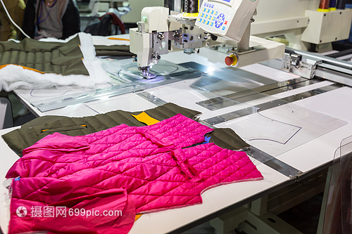 從裁剪車間到零售終端 縫紉機與服裝產業的現代變革